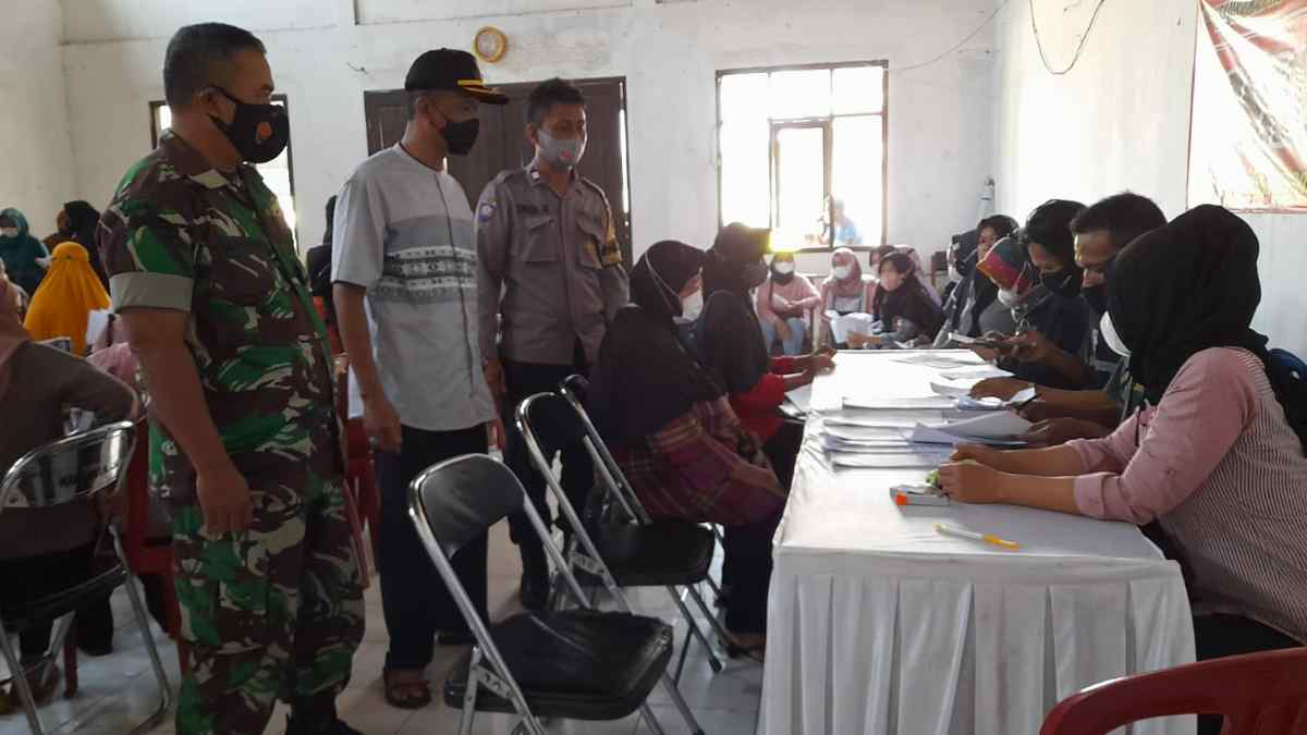 Warga Sumedang Pingsan saat Antre Pembagian BLT, Ini Faktanya