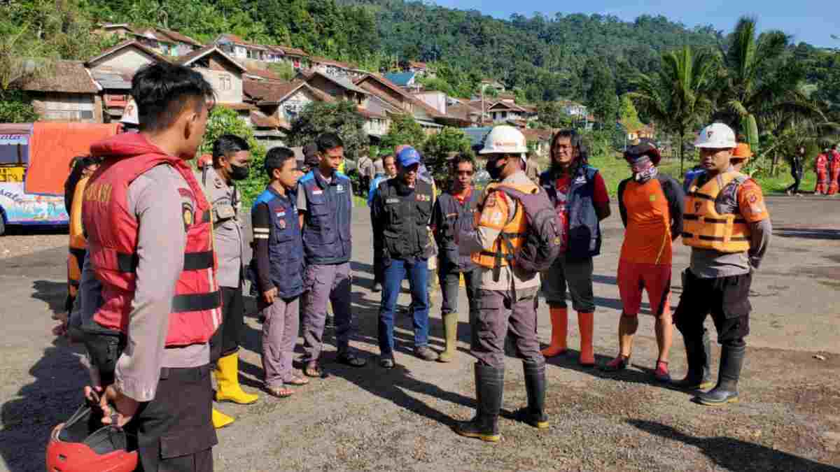 Pencarian Korban Terseret Banjir Bandang Citengah Sumedang 100 Personel Gabungan