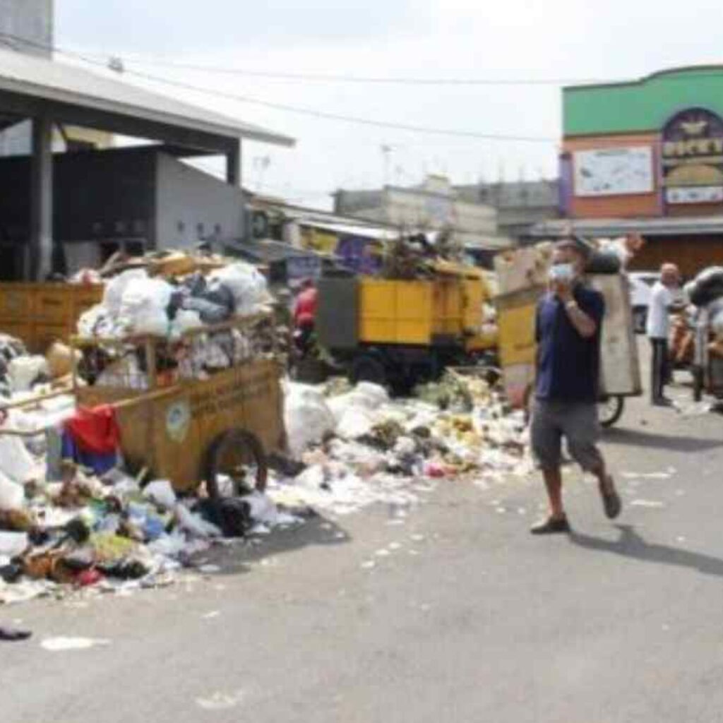 Sampah Menggunung di Sejumlah TPS Kota Tasikmalaya