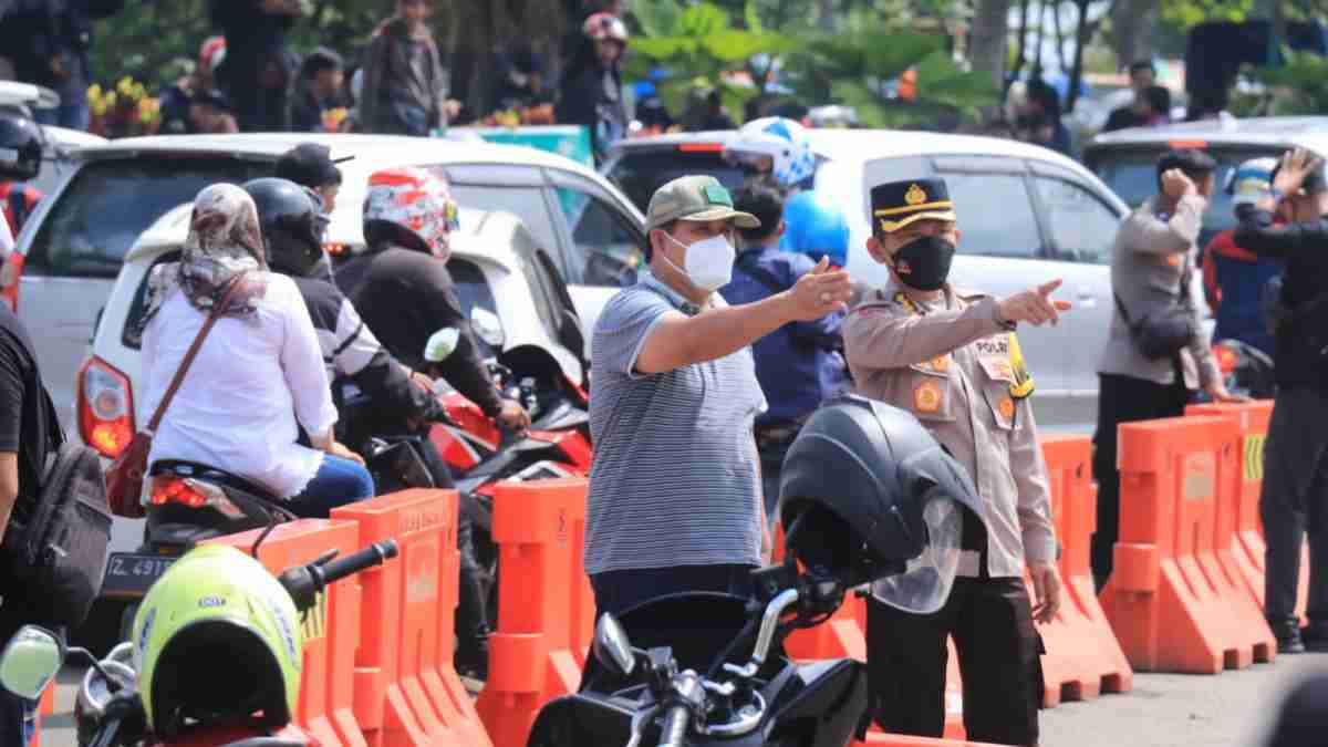 antrean kendaraan pantai pangandaran