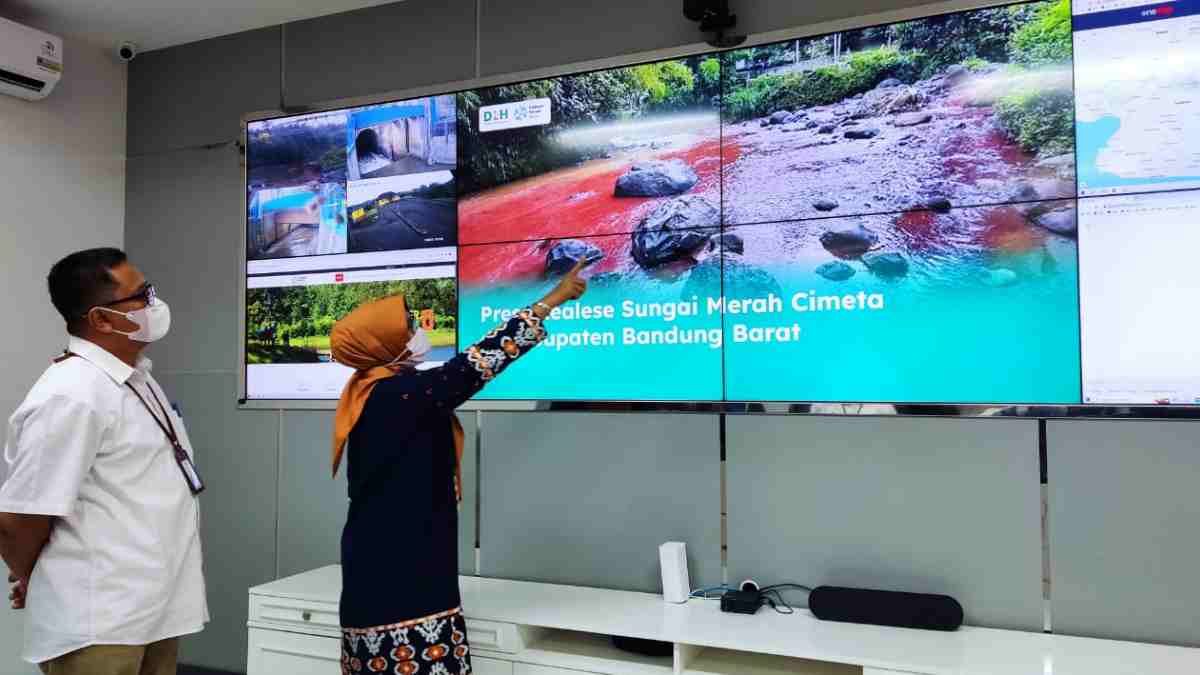 DLH Jabar Pastikan Cemaran Merah Sungai Cimeta Tak Berbahaya