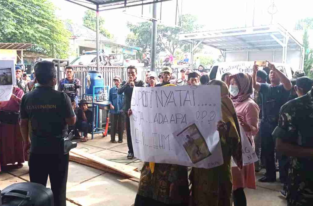 Warga Cikareo Selatan Segel Kantor Desa, Tuntut Bupati Sumedang Berhentikan Kepala Desa