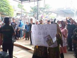 Warga Cikareo Selatan Segel Kantor Desa, Tuntut Bupati Sumedang Berhentikan Kepala Desa