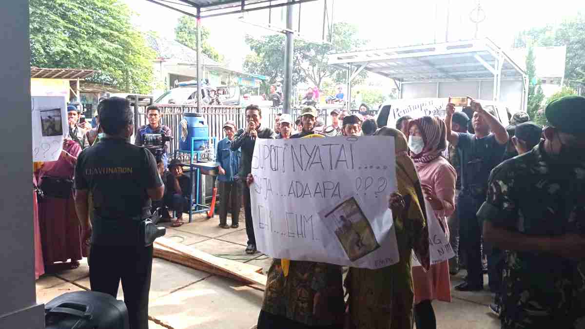 Warga Cikareo Selatan Segel Kantor Desa, Tuntut Bupati Sumedang Berhentikan Kepala Desa