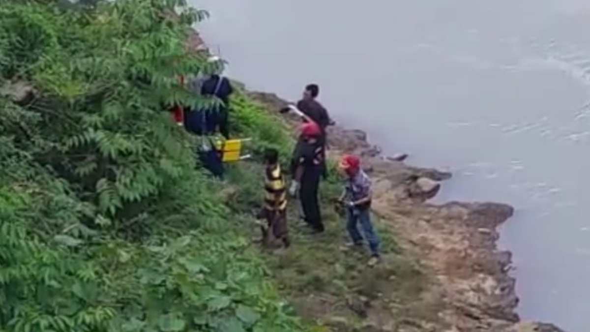 Tekor hingga Terpental Masuk Sungai di Jembatan Dano Sumedang, Pemotor Tewas