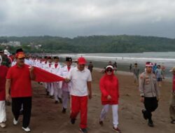 Bendera Merah Putih 1 KM Diarak Warga di Pantai Pangandaran