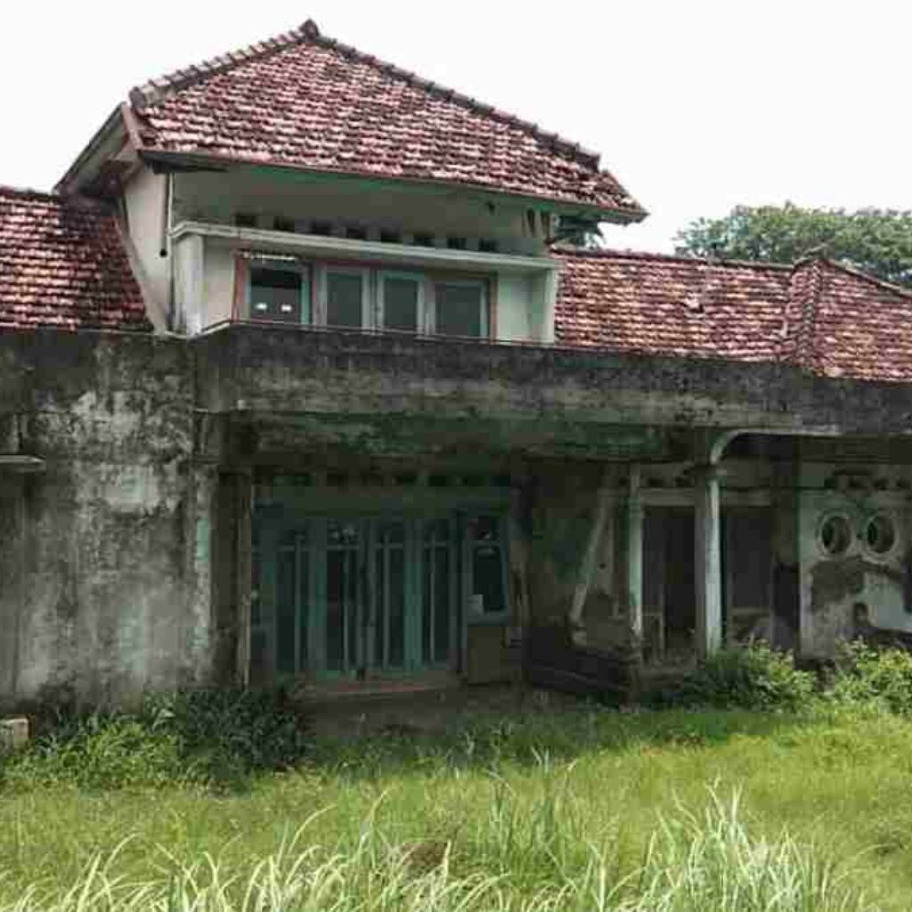 Misteri Penginapan Beringin yang Terbengkalai dan Terkenal Angker di Cirebon