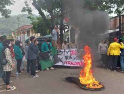 Demo Tolak Kenaikan BBM Subsidi di Sumedang, Mahasiswa Bakar Ban di Depan Kantor DPRD