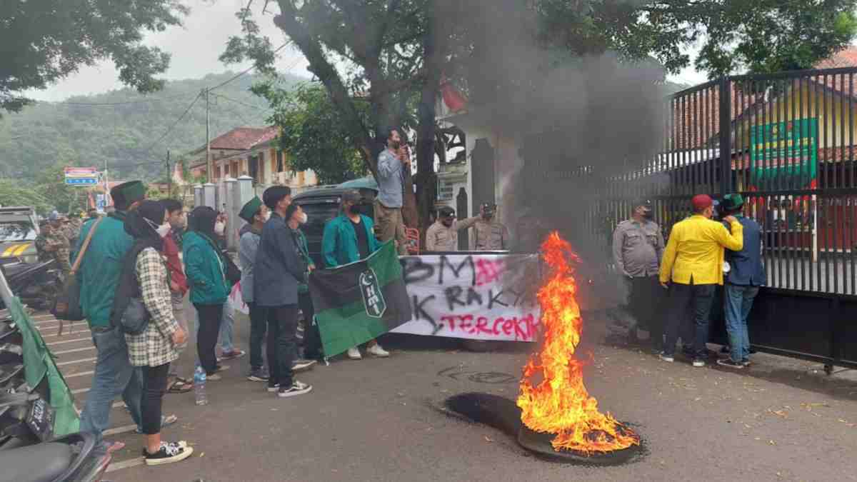 Demo Tolak Kenaikan BBM Subsidi di Sumedang, Mahasiswa Bakar Ban di Depan Kantor DPRD