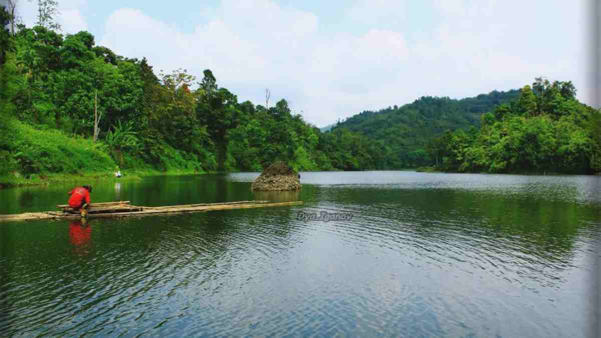 Objek Wisata Situ Denuh, Keindahan Danau Atas Bukit