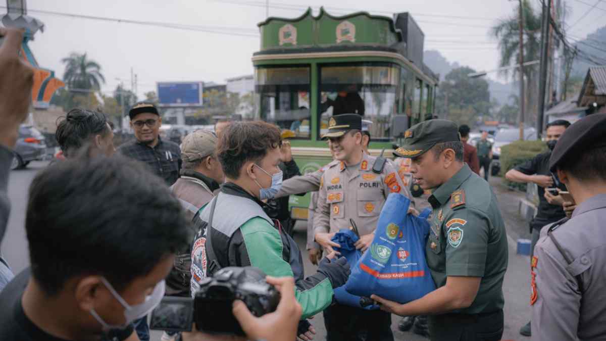 Polres Sumedang Bagikan Bansos untuk Sopir, Ojol, Opang hingga Pemulung