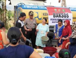 Polsek Darmaraja Sumedang Salurkan Satu Tangki Air Bersih Kepada Warga Desa Tarunajaya