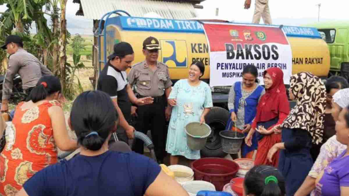 Polsek Darmaraja Sumedang Salurkan Satu Tangki Air Bersih Kepada Warga Desa Tarunajaya