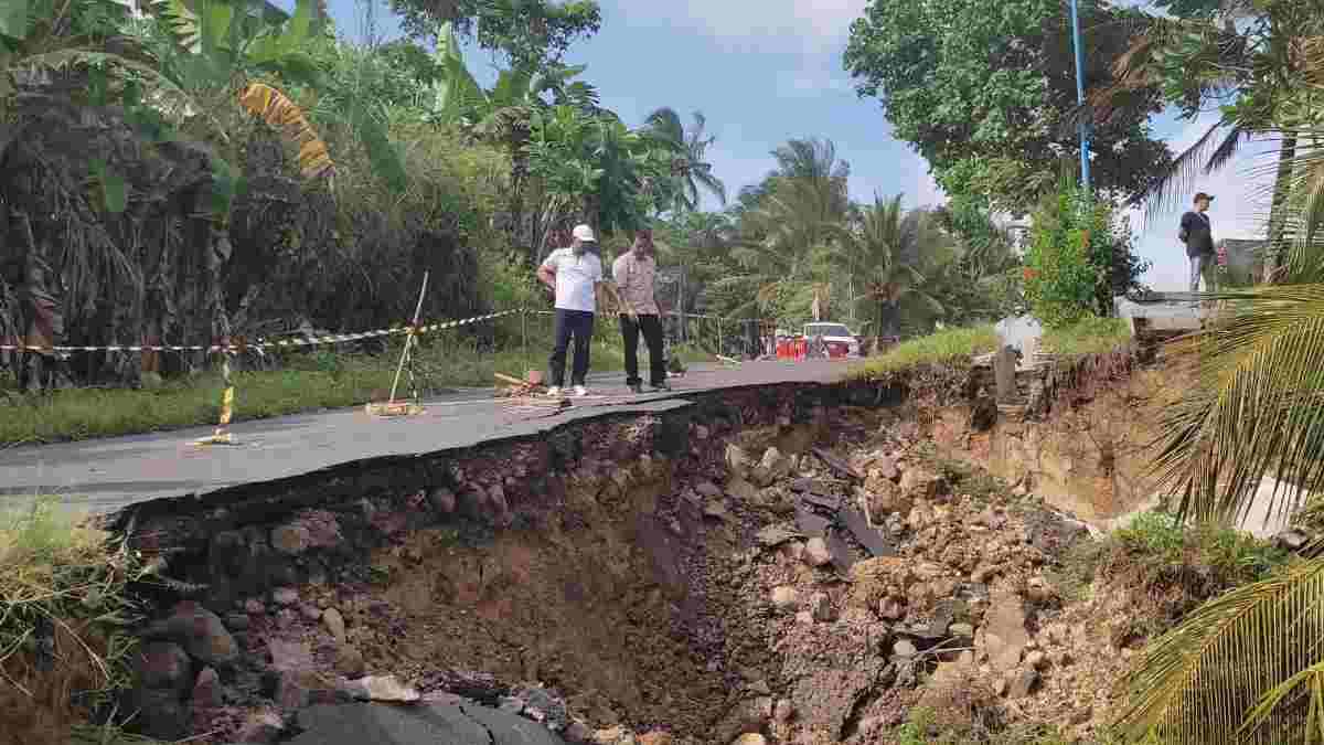 Ketua DPRD Pangandaran Tinjau Akses ke Pantai Karapyak yang Longsor