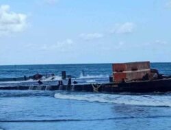Kapal Tongkang Terdampar di Pangandaran