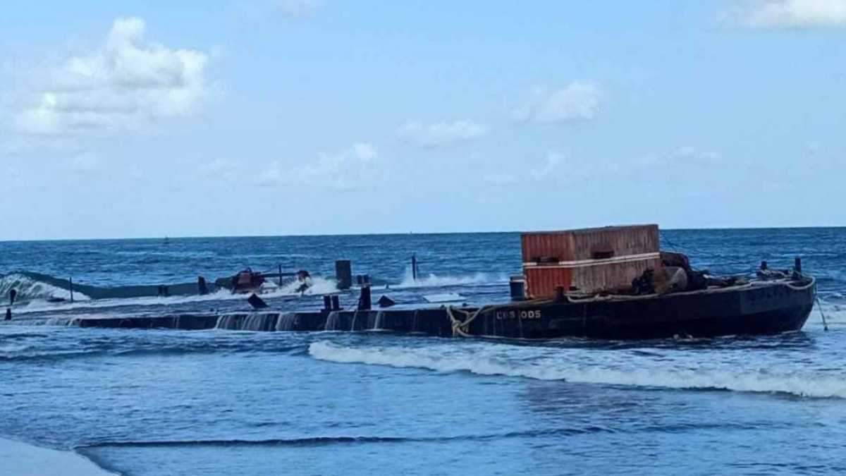 Kapal Tongkang Terdampar di Pangandaran