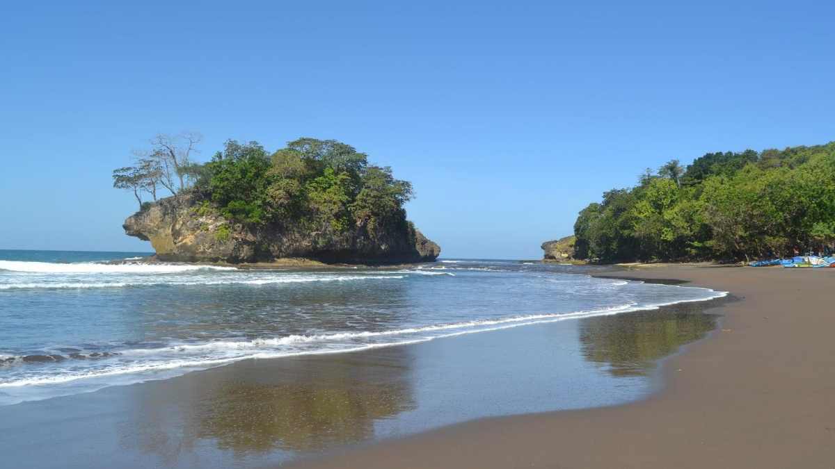 Pantai Madasari, Destinasi Wisata Alam dan Sejarah di Pangandaran