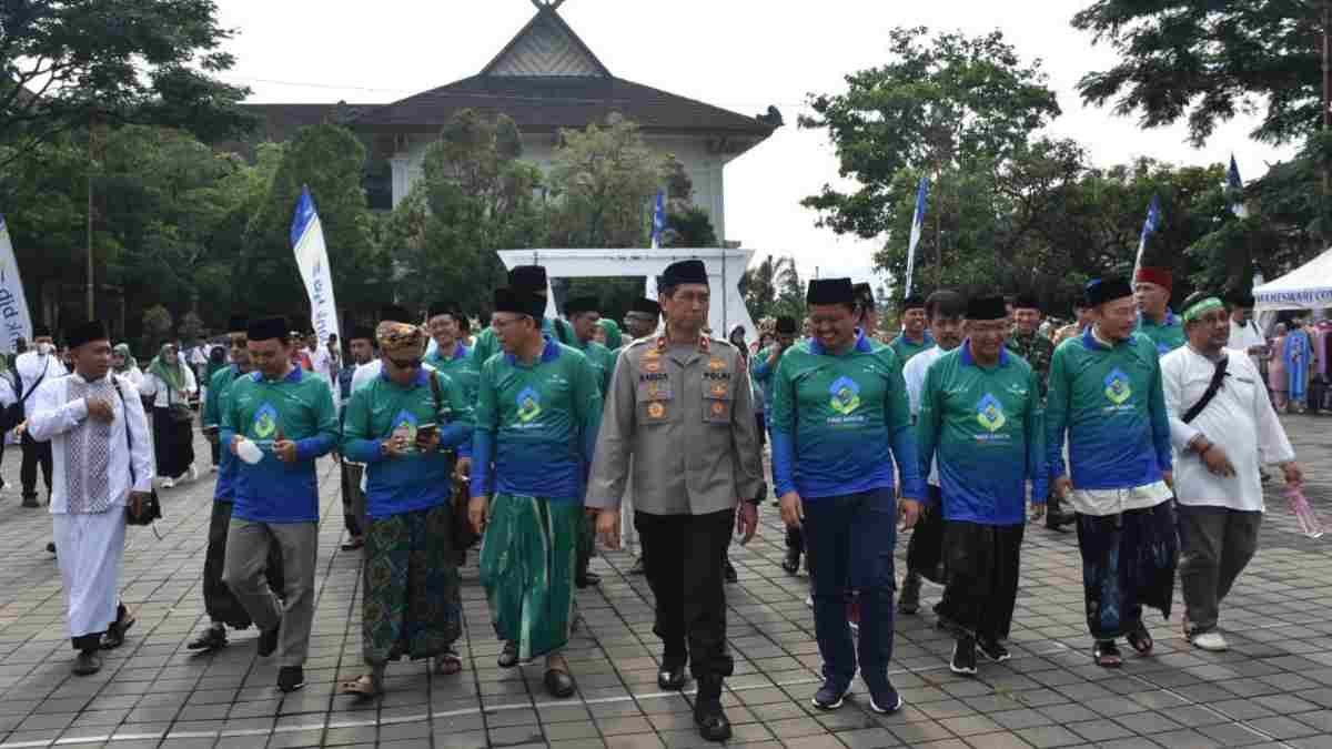 Wakapolda Jabar Lepas Peserta Gerak Jalan Santai Hari Santri Nasional