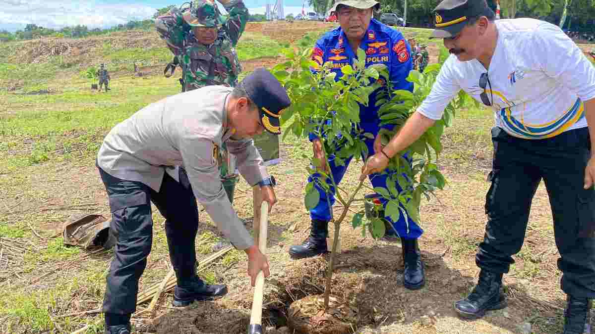 Hari Bakti Ke-77 PUPR, Polres Sumedang Tanam Pohon di Waduk Jatigede