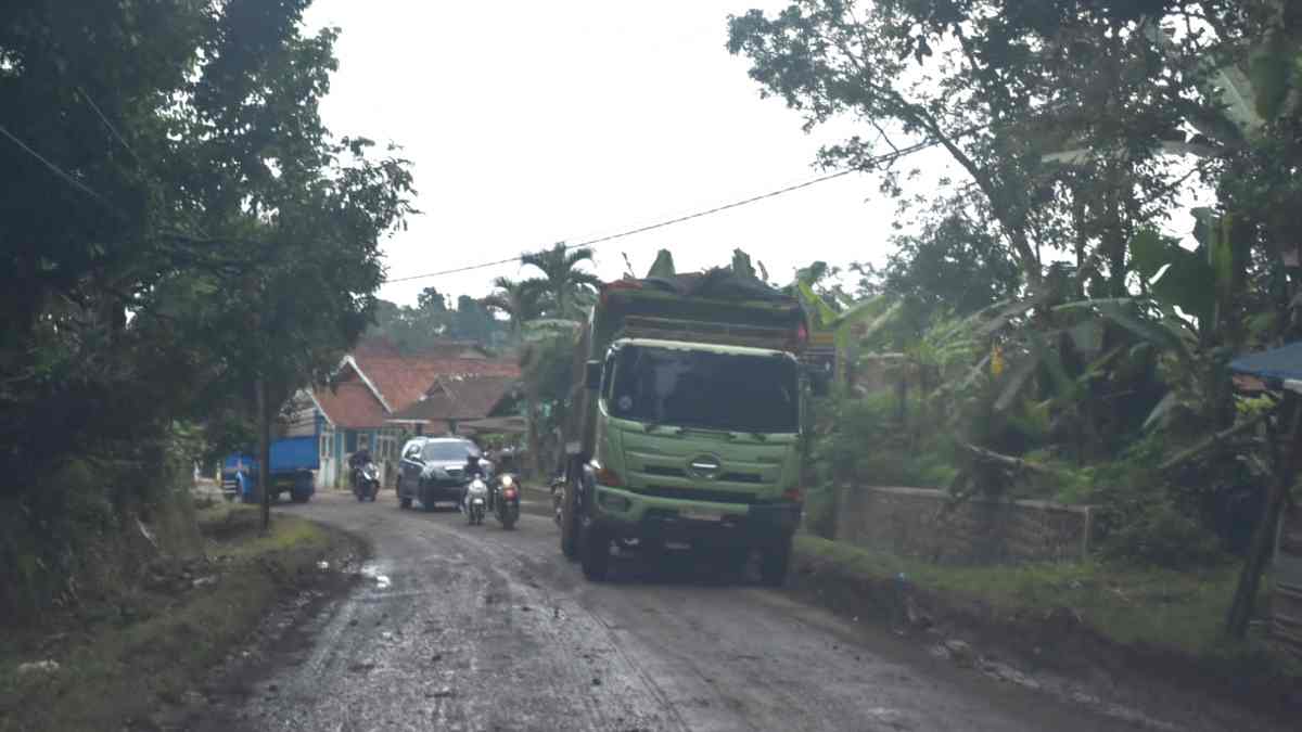 Jalan Legok-Sukatali Sumedang Diperbaiki Awal 2023