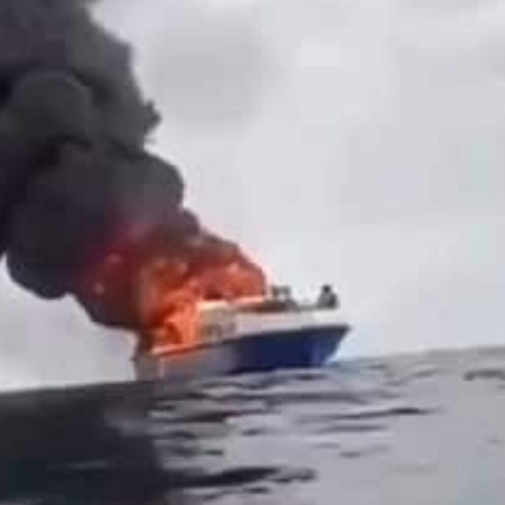 Kapal Penumpang Terbakar Hebat di Laut Sultra, Proses Evakuasi Dramatis