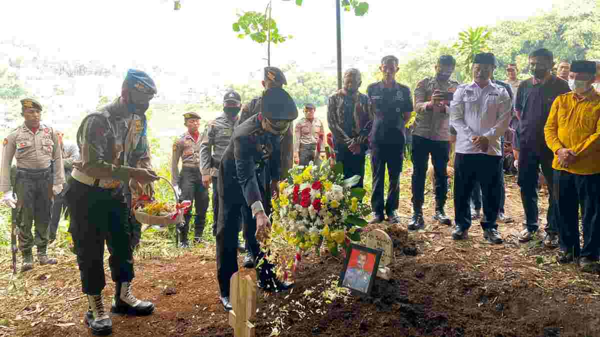 Pemakaman Mantan Kapolsek Sukasari Sumedang