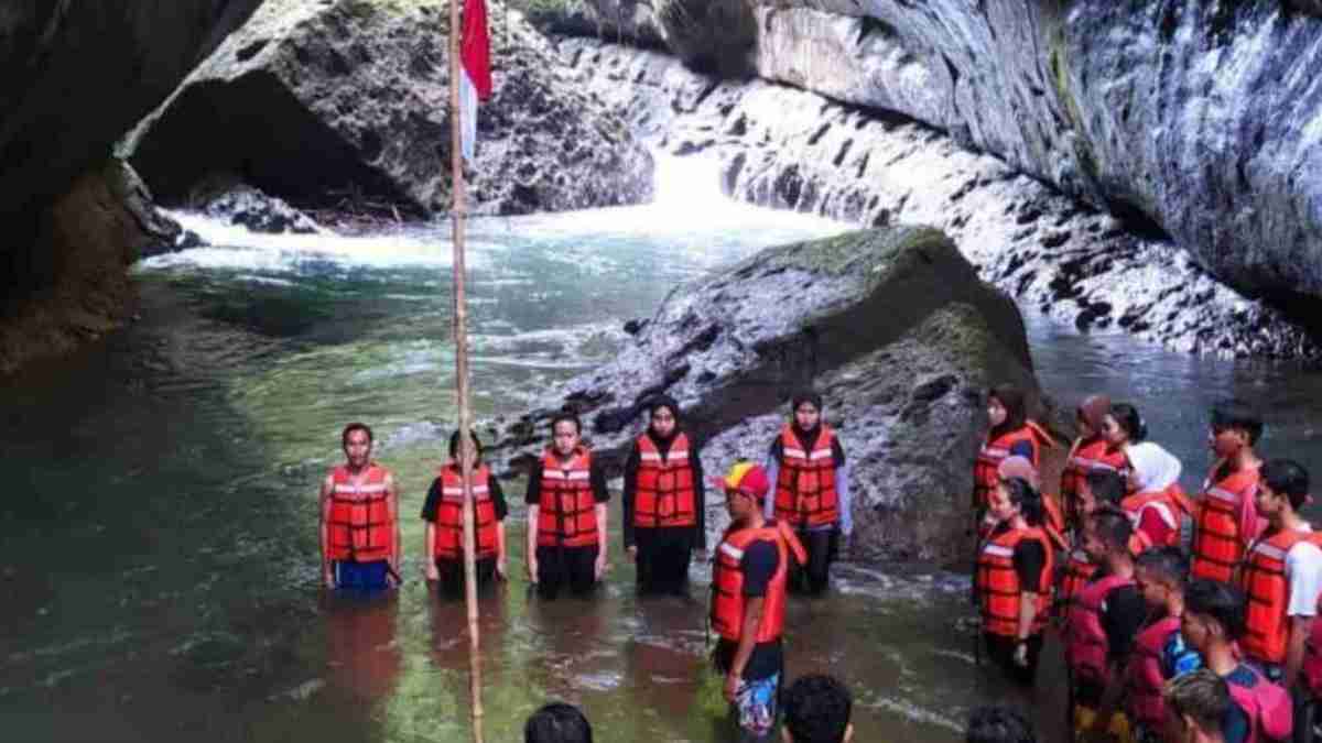 Penggiat Wisata Batu Lumpang Pangandaran Upacara HUT ke-76 RI di Sungai