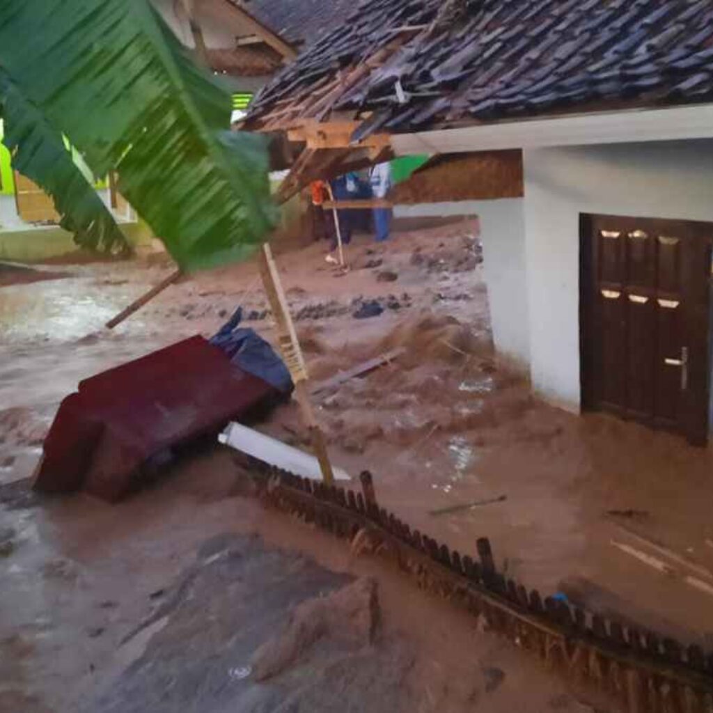 Banjir Bandang Cimanggung Sumedang, 1 Tewas, Satu Lainnya dalam Pencarian