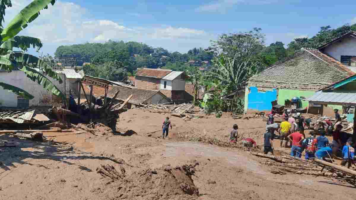 Bupati Sumedang Doakan Korban Banjir Bandang Cimanggung dari Tanah Suci