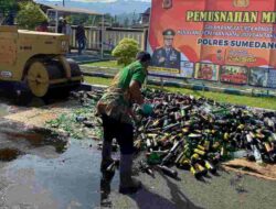 Jelang Nataru, Polres Sumedang Musnahkan Ribuan Botol Miras