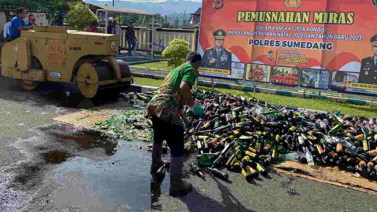 Ciptakan Suasana Kondusif Jelang Nataru, Polres Sumedang Musnahkan 2400 Botol Miras