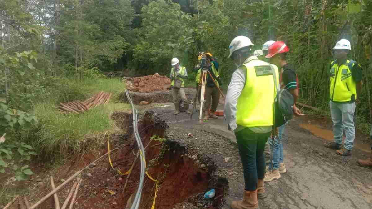 Jalan Penghubung ke Subang dan Indramayu Longsor di Surian Sumedang