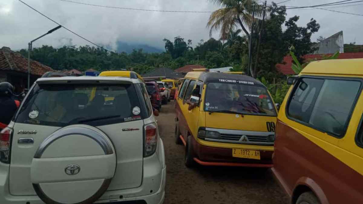 Kendaraan Proyek Tol Cisumdawu Bikin Macet, Membuat Warga Conggeang Sumedang Tersiksa