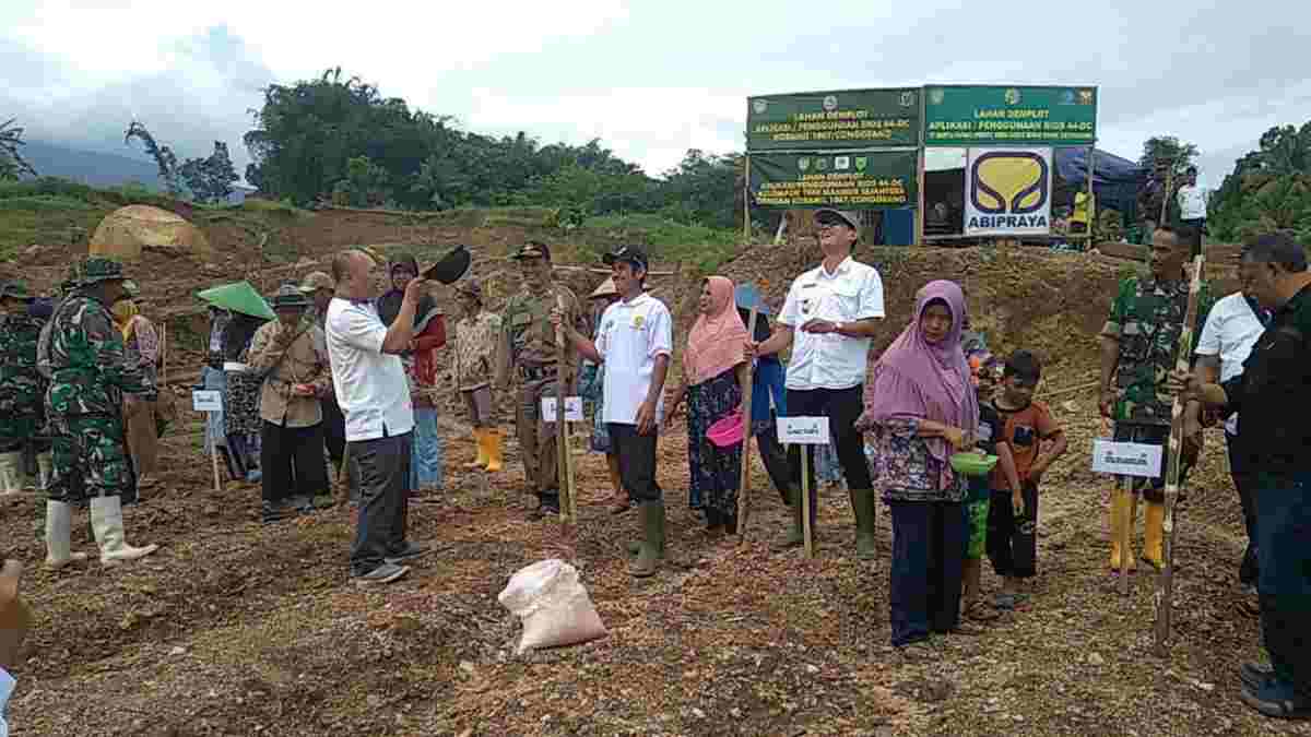 Koramil dan Kelompok Tani di Conggeang Sumedang Tanam Jagung Demplot POC Bios 44