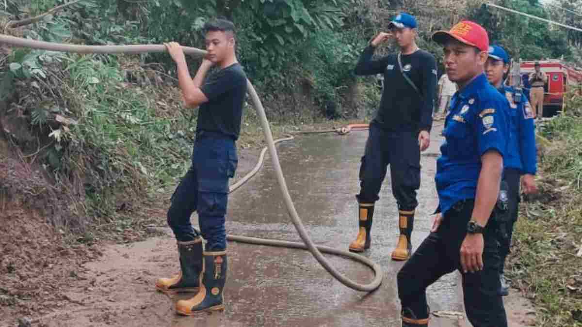 Jalan Hariang-Surian di Buahdua Sumedang Tertimbun Longsor