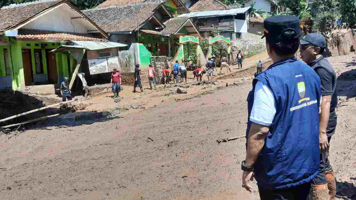 Normalisasi Sungai Cisurupan, Pemkab Sumedang Turunkan Alat Berat