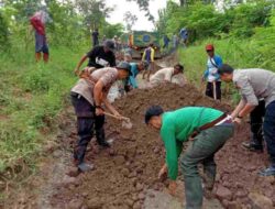 Polsek Buahdua Sumedang Perbaiki Jalan Rusak secara Swadaya Bersama Warga