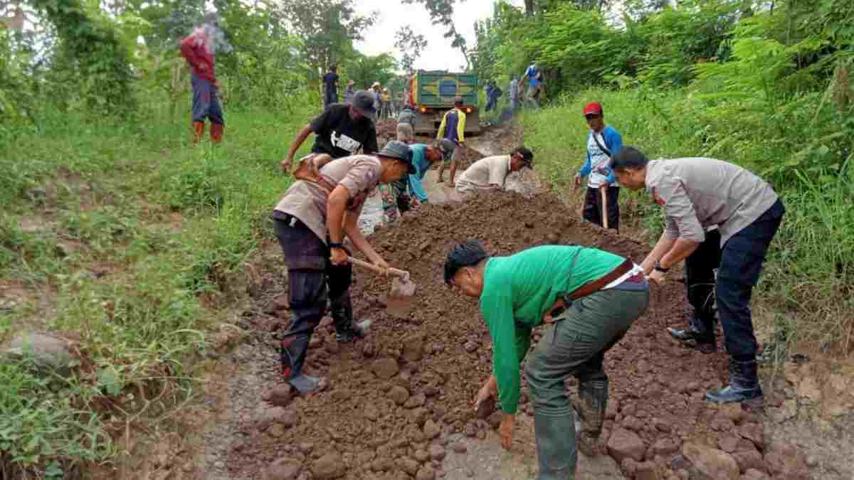 Polsek Buahdua Sumedang Perbaiki Jalan Rusak secara Swadaya Bersama Warga