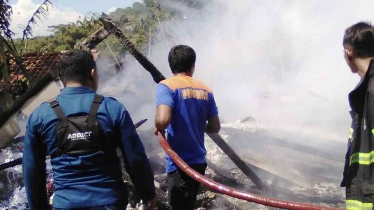 Rumah Produksi Kursi di Tanjungsari Sumedang Ludes Terbakar