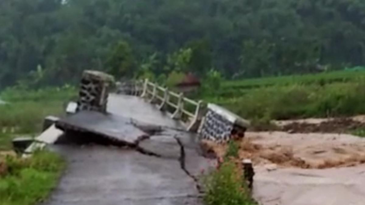 Sungai Cicapar Meluap, Jembatan Penghubung Desa di Situraja Sumedang Terputus