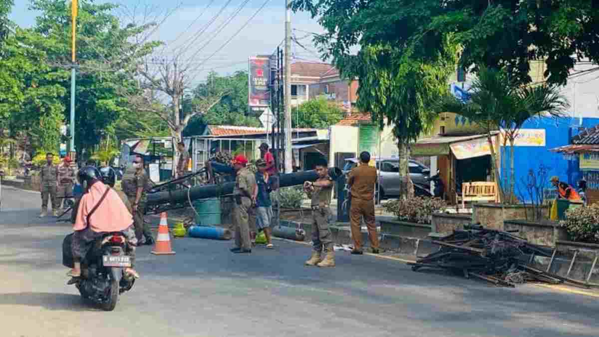 Tak Berizin, Ratusan Reklame di Indramayu Ditertibkan