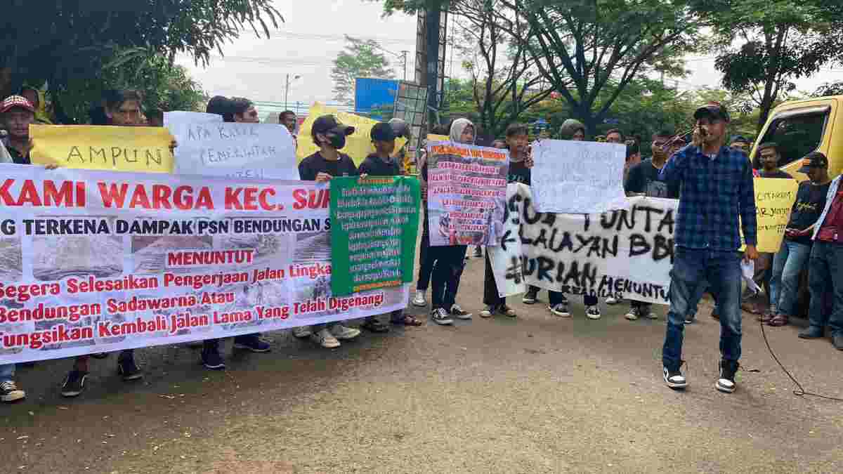 Terisolasi Akibat Bendungan Sadawarna, Warga Surian Geruduk Kantor Bupati Sumedang