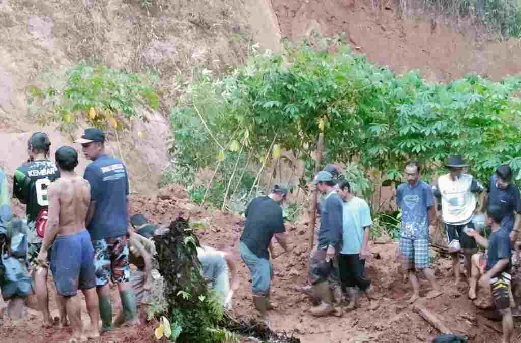 Peternak Domba Ditemukan Tewas Tertimbun Longsor di Sindulang Sumedang