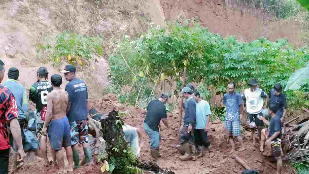 Peternak Domba Ditemukan Tewas Tertimbun Longsor di Sindulang Sumedang