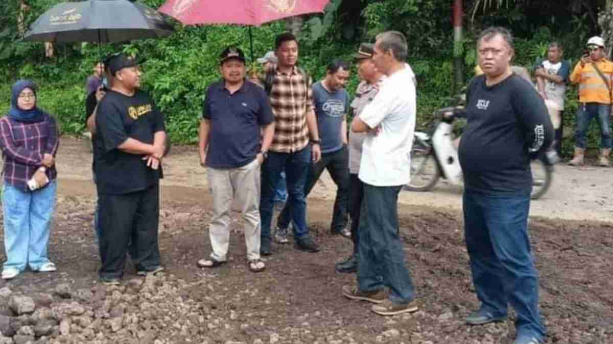 Tinjau Jalan Legok Conggeang, Bupati Sumedang Minta Pelaksana Proyek Tol Cisumdawu Utamakan Keselamatan Warga