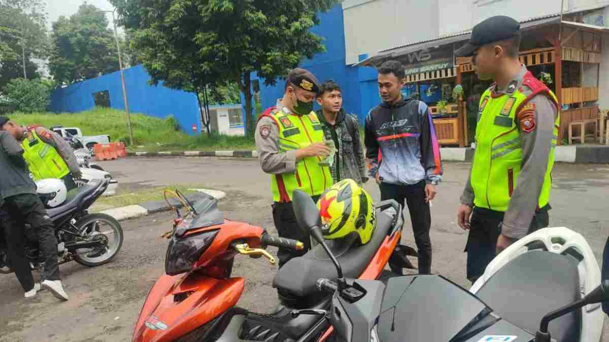 Polres Kuningan Serukan Tertib Berlalulintas kepada Pengendara Motor Komunitas