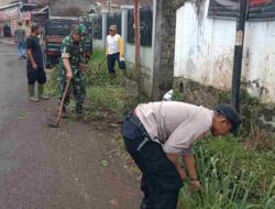 Cegah Banjir, Polsek Tanjungsari Sumedang Bersama Warga Bersihkan Drainase