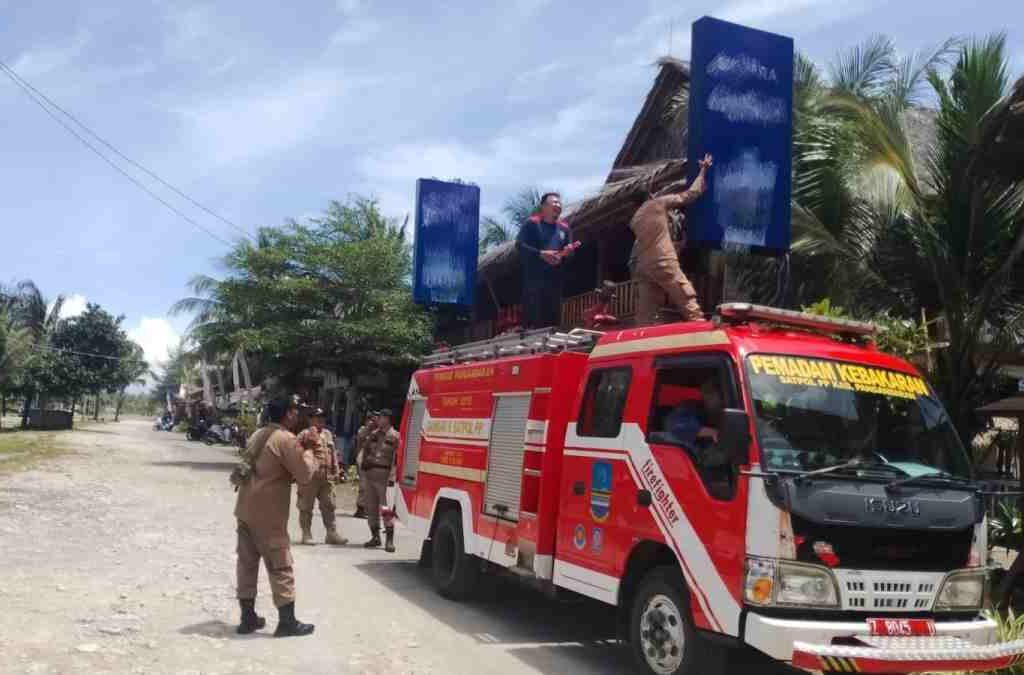 Satpol PP Pangandaran Tertibkan Reklame Tak Berizin