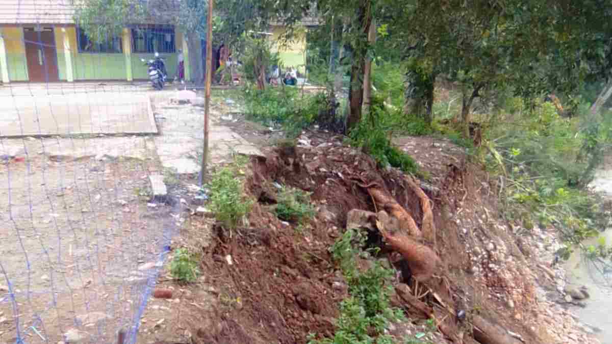 Bangunan SDN Neglasari Conggeang Sumedang Nyaris Tergerus Longsor