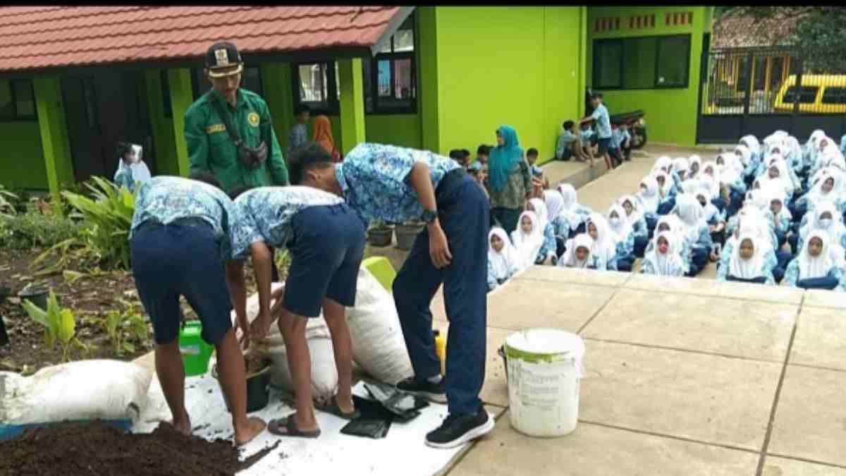 Dukung Program Teras Hejo, UPT Pertanian Buahdua Sumedang Ajak Pelajar Hijaukan Sekolah